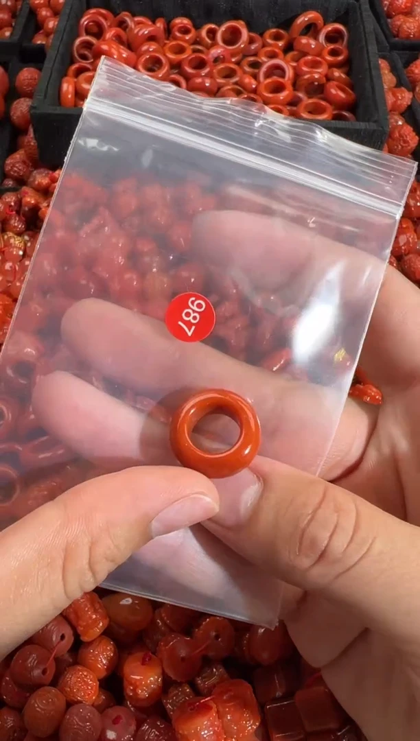 南红玛瑙未镶嵌颈饰1