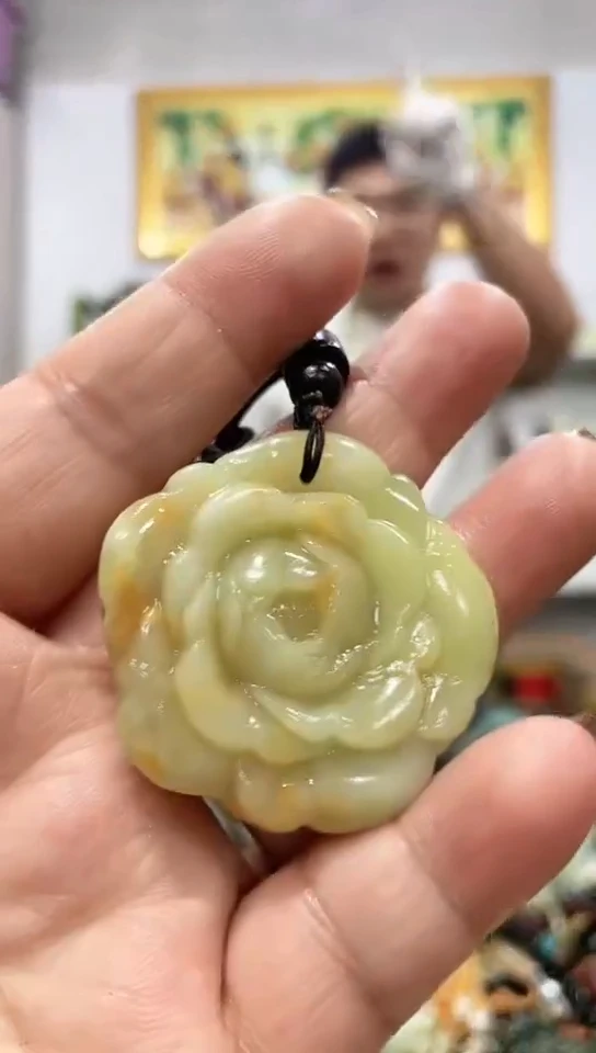 未镶嵌蛇纹石玉吊坠