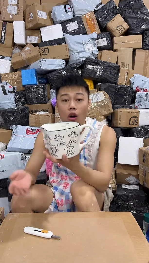 瓷片姜饼人奶壶