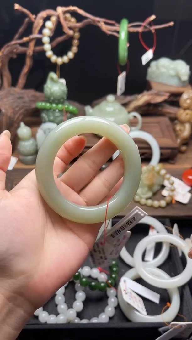 和田玉手镯未镶嵌且末青白 55圈9009931
