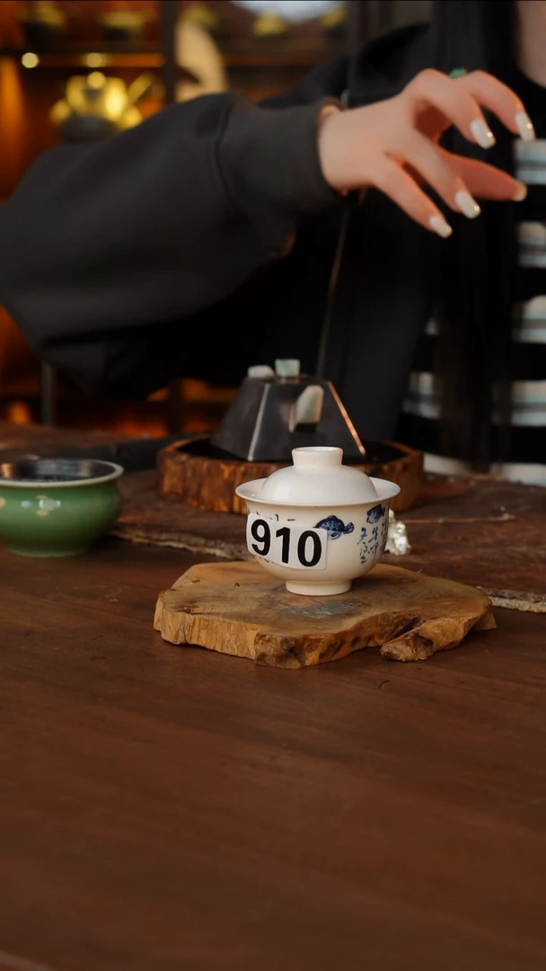 青花诗文小鱼盖碗..910