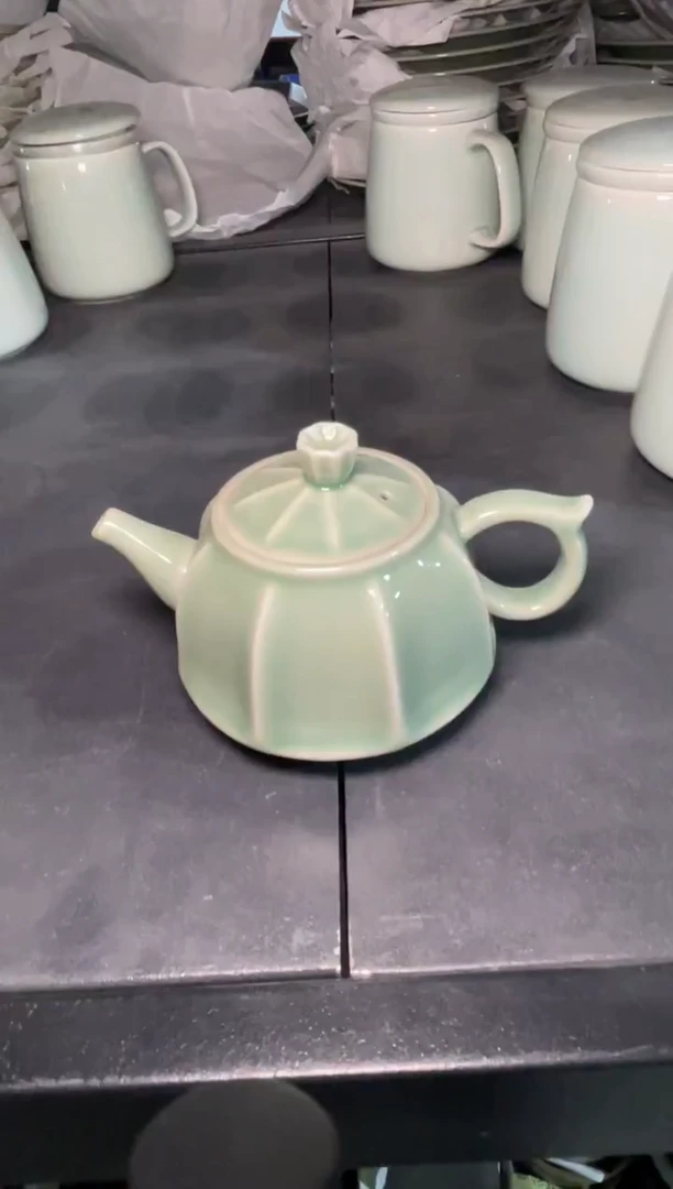 微瑕八楞茶壶1把