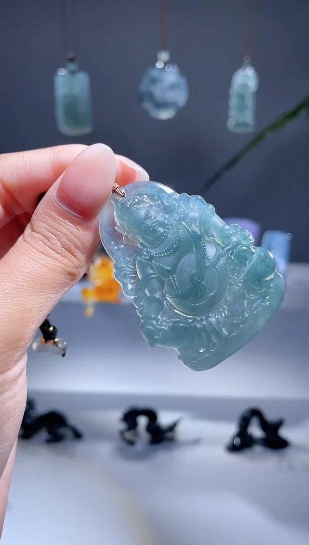 翡翠未镶嵌颈饰黄财神