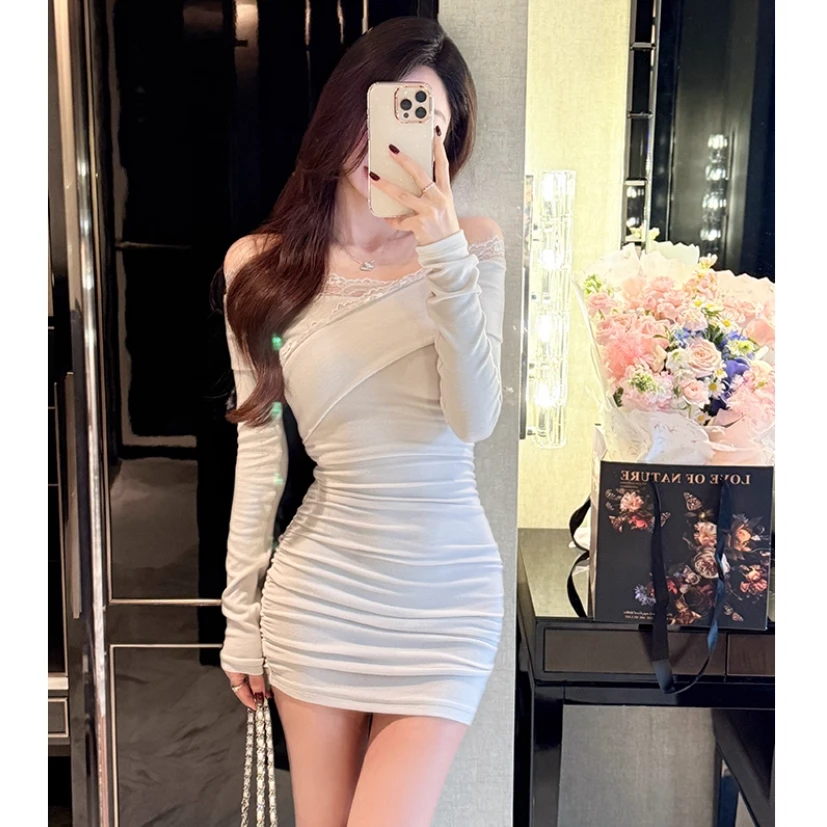 JustQin【娇欲曲线】2025秋冬新款一字肩性感收腰蕾丝连衣裙女
