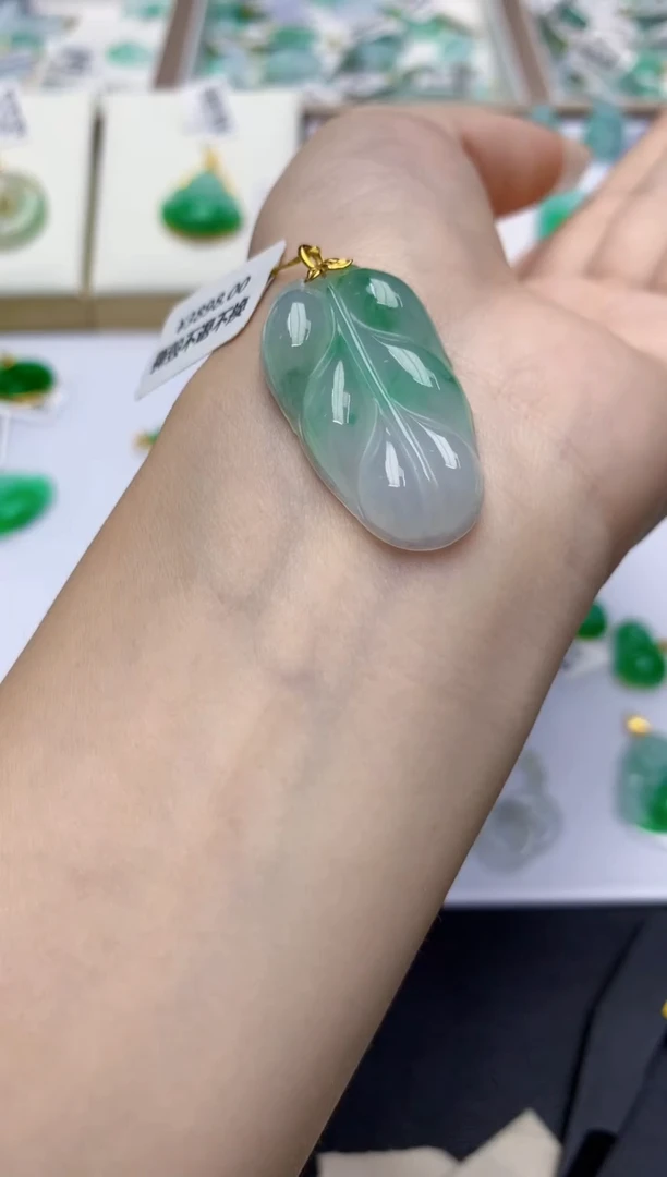 翡翠18K金镶嵌颈饰天然缅甸翡翠A货