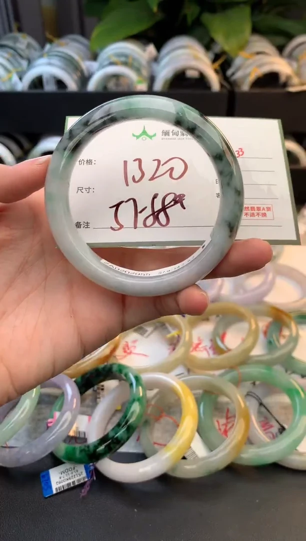 未镶嵌定制翡翠毛货需精细抛光+多人