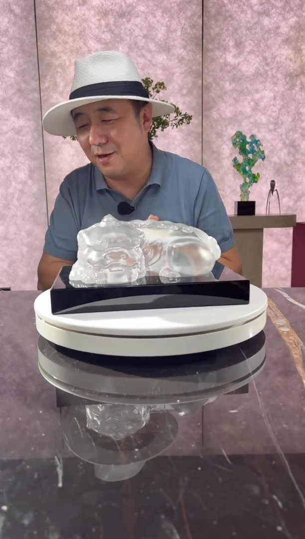 摆件CS0202040白玉色卧福貔貅+300*200黑水晶底座
