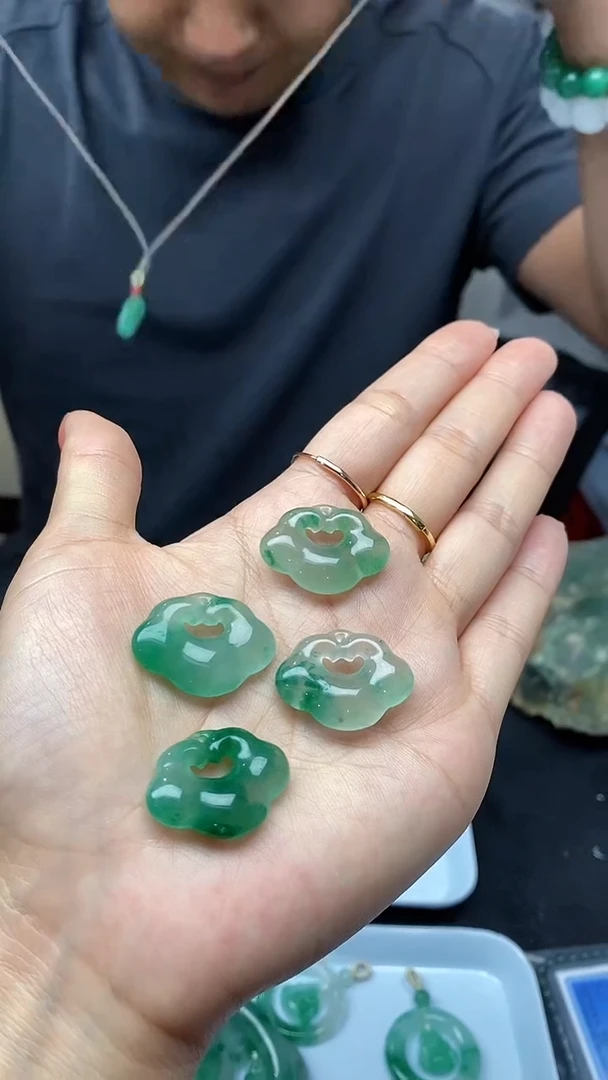 玉材质： 独龙玉   锁