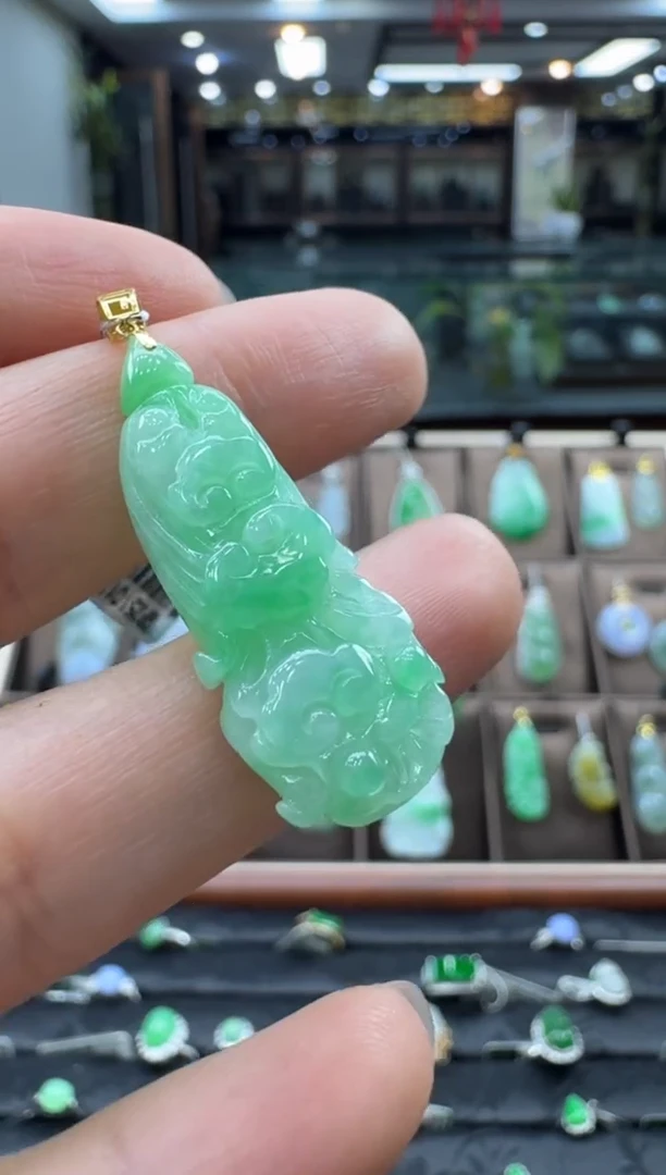 颈饰18K金镶嵌翡翠白菜