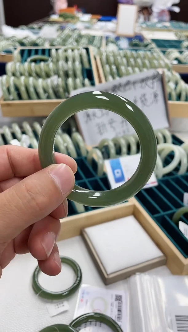 和田玉手镯未镶嵌寒*和田玉手镯