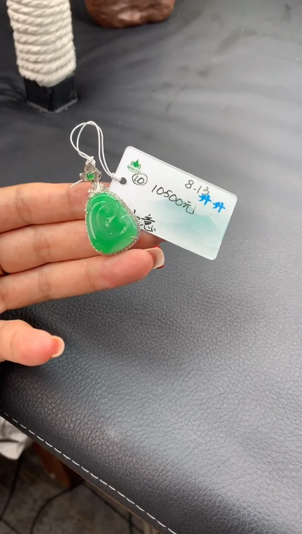 翡翠未镶嵌颈饰自带#送人#，联系客服核对地址~