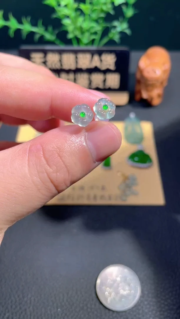 颈饰18K金镶嵌翡翠耳钉