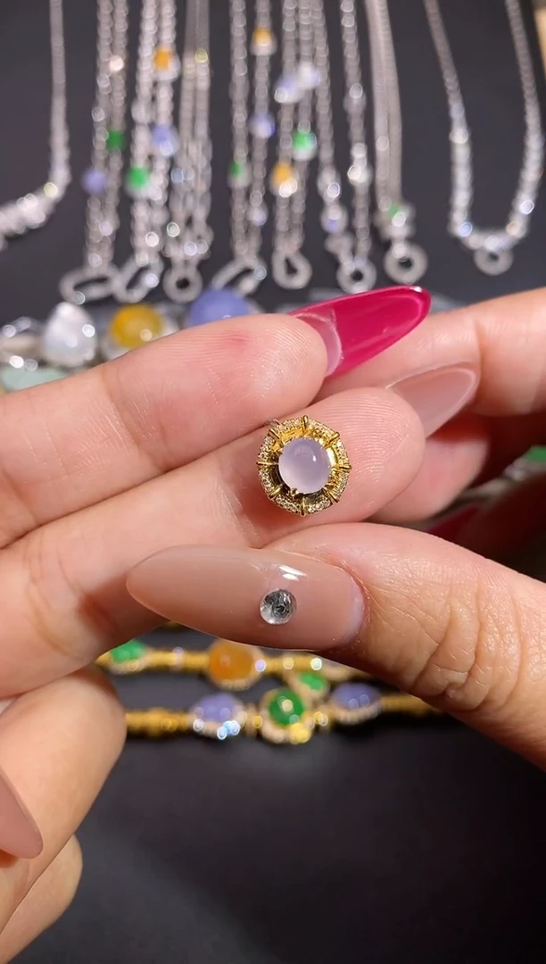 颈饰18K金镶嵌翡翠吊坠