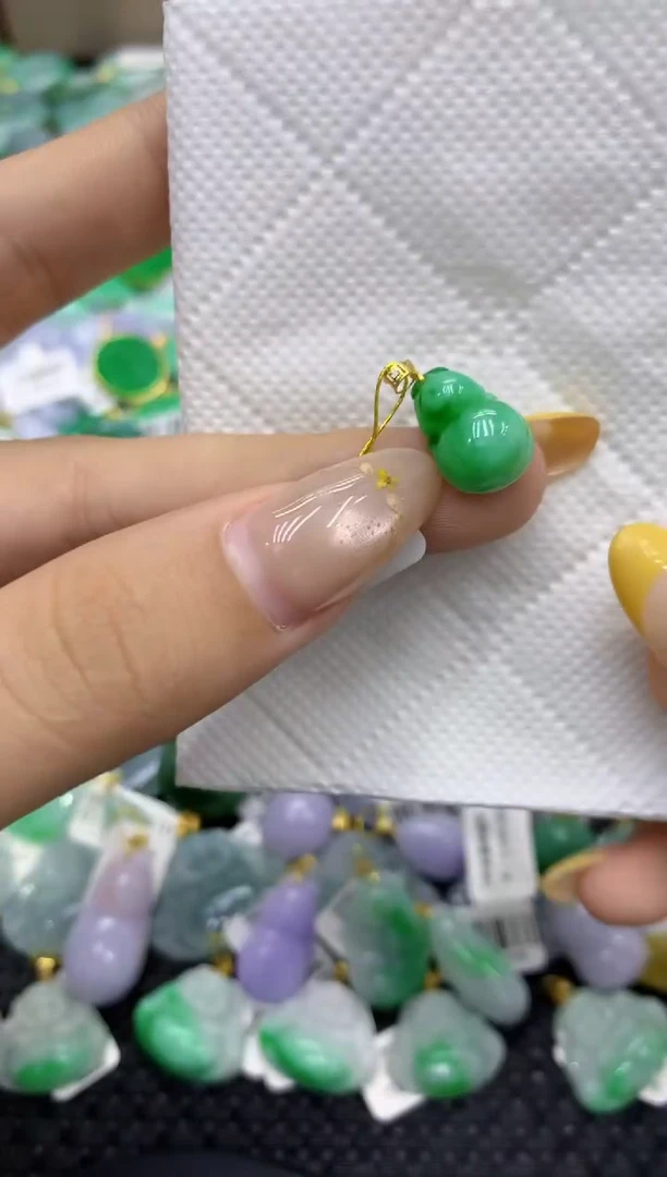 颈饰18K金镶嵌翡翠天然缅甸翡翠A货