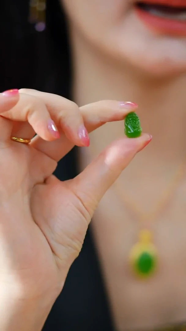 颈饰未镶嵌和田玉苹果绿貔貅裸石