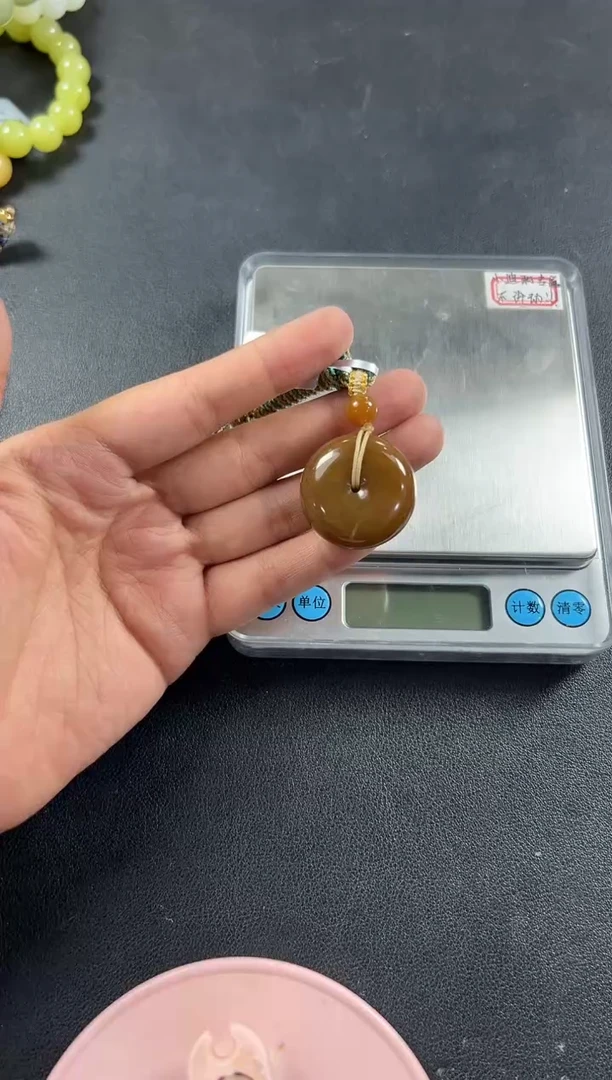 和田玉未镶嵌吊坠(赠链)且末金山微色差平安扣