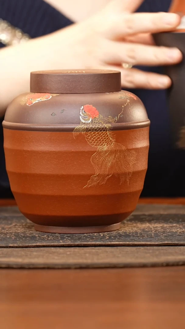紫砂茶叶罐套盖朱泥刻金鱼醒茶罐