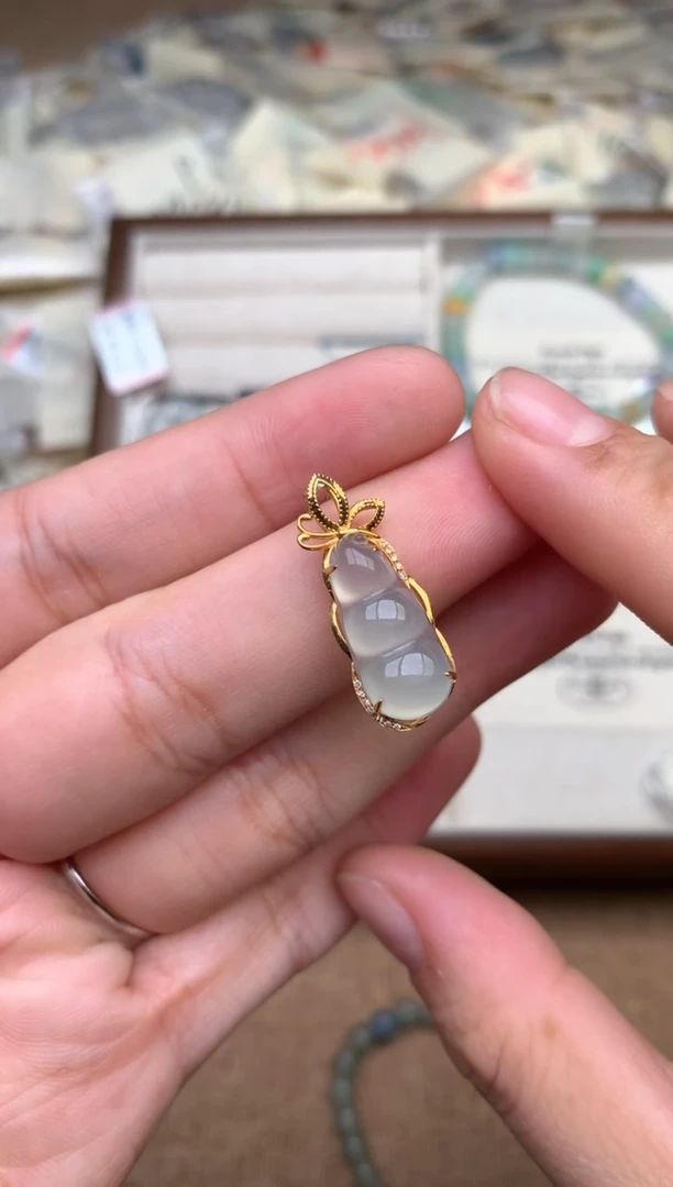 18K金镶嵌挂件翡翠一