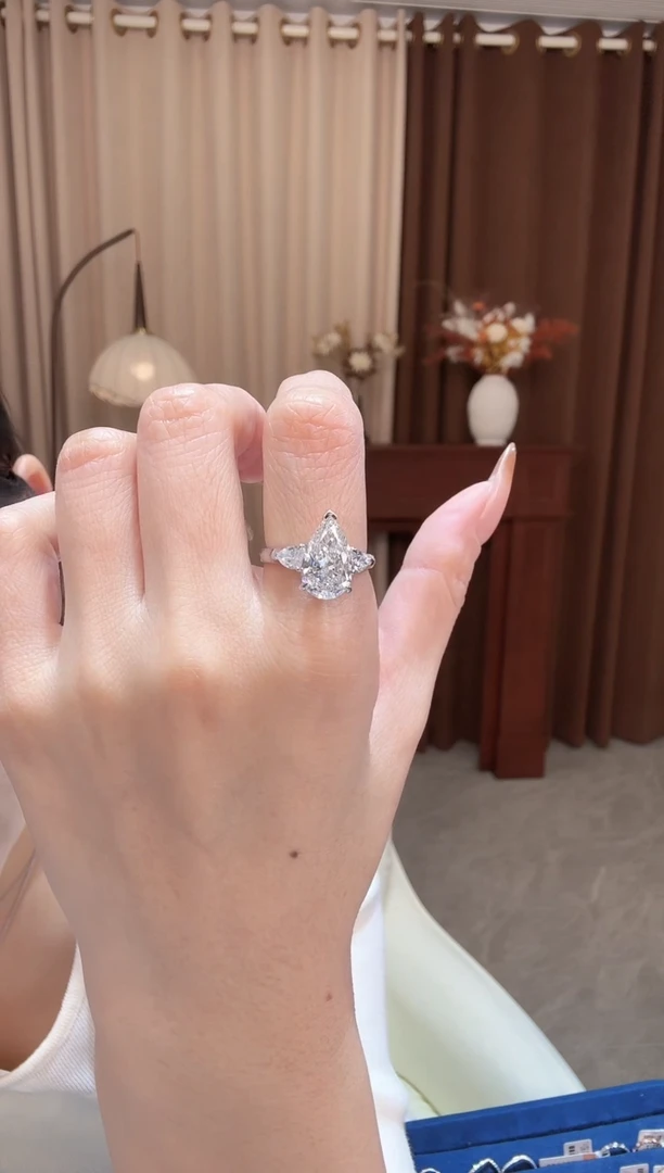 铂Pt950镶嵌实验室培育钻石3.2卡水滴三石戒指