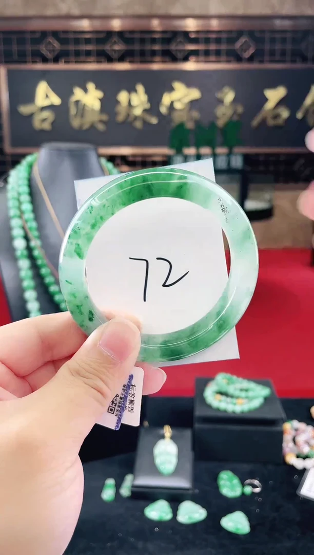 未镶嵌手镯石英质玉（非洲翠）微瑕一经发货运费不退介意勿拍