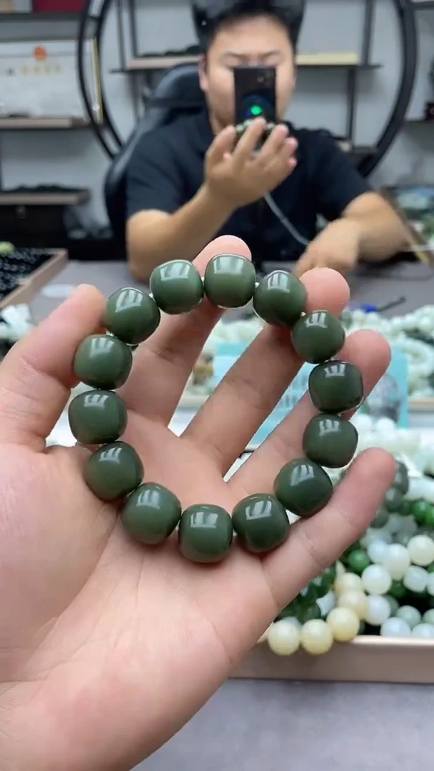 手串未镶嵌和田玉沙枣青豆青16老型