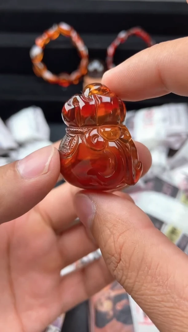 琥珀颈饰未镶嵌血珀钱袋吊坠