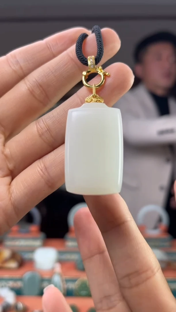 颈饰18K金镶嵌和田玉佩佩