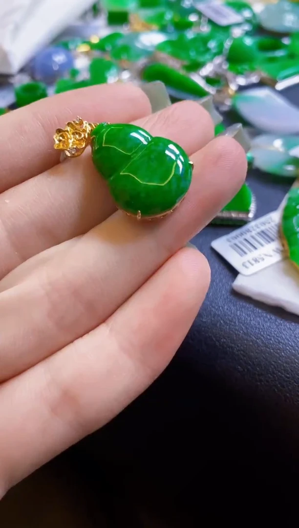 翡翠18K金镶嵌颈饰葫芦