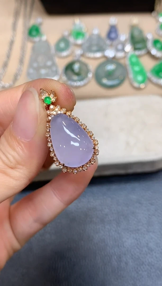 颈饰18K金镶嵌翡翠福瓜【无服务费