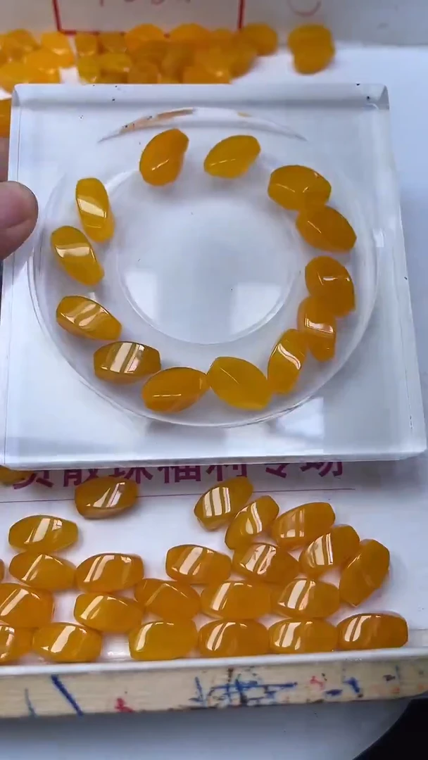 未镶嵌散珠玛瑙/玉髓B1297 鸡油黄玛瑙扭扭珠8*12mm3个8.8元