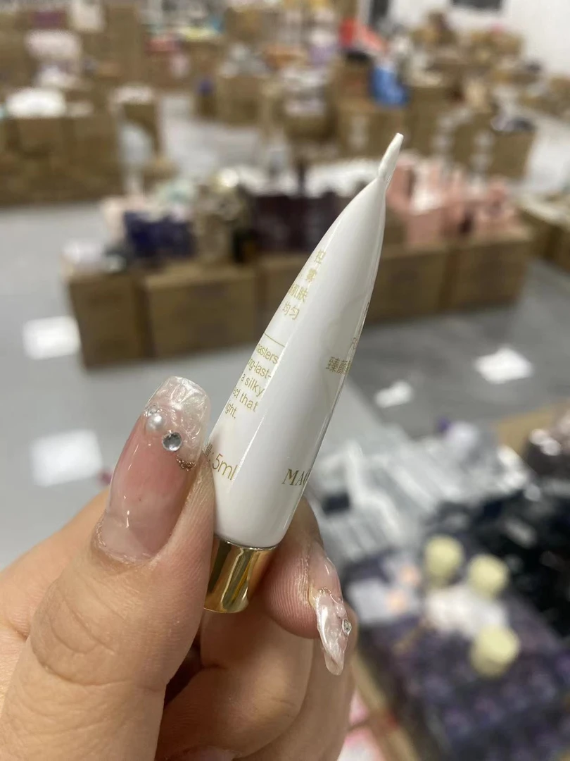 臻颜雾光锁妆粉底液