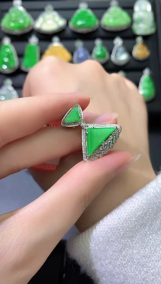 颈饰18K金镶嵌翡翠无事牌