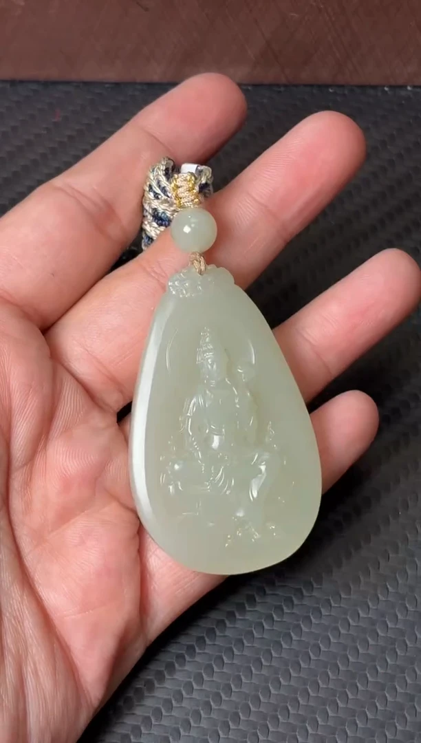 吊坠(赠链)未镶嵌和田玉且末微色差迪克兰一细m