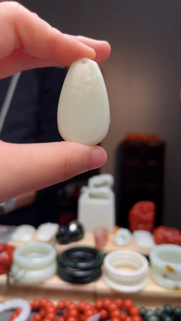 颈饰未镶嵌和田玉吊坠