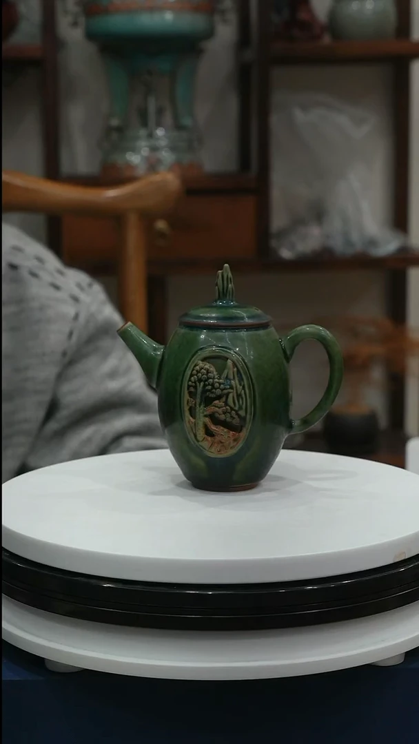 钧瓷迎客松壶