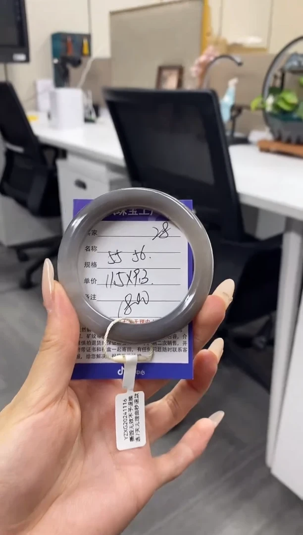 【闪购商品】和田玉手镯未镶嵌28微色差