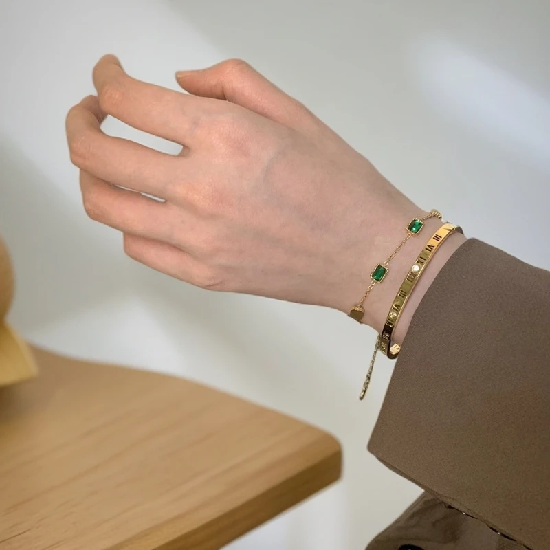 钛钢绒毛手链 祖母不掉色ins潮小众感轻奢金色绿方糖百搭手链女款