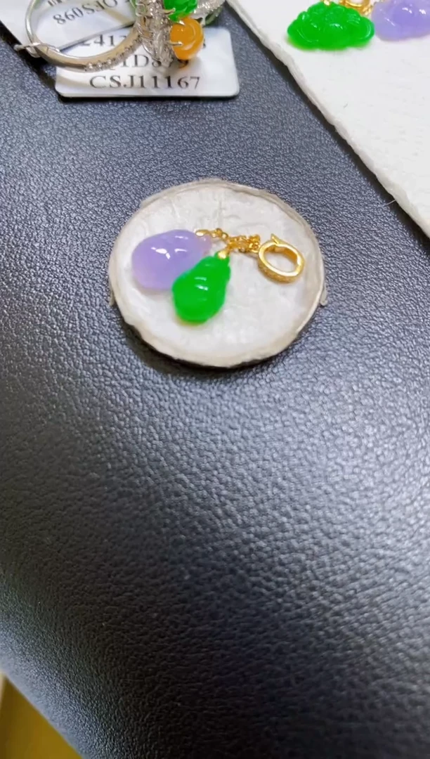 颈饰18K金镶嵌翡翠白菜