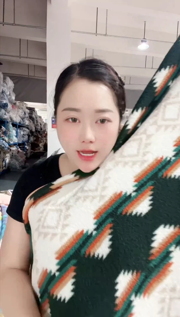 牛奶绒牛奶绒主播手上展示产品