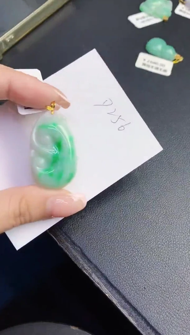 翡翠18K金镶嵌颈饰缅甸天然翡翠A货