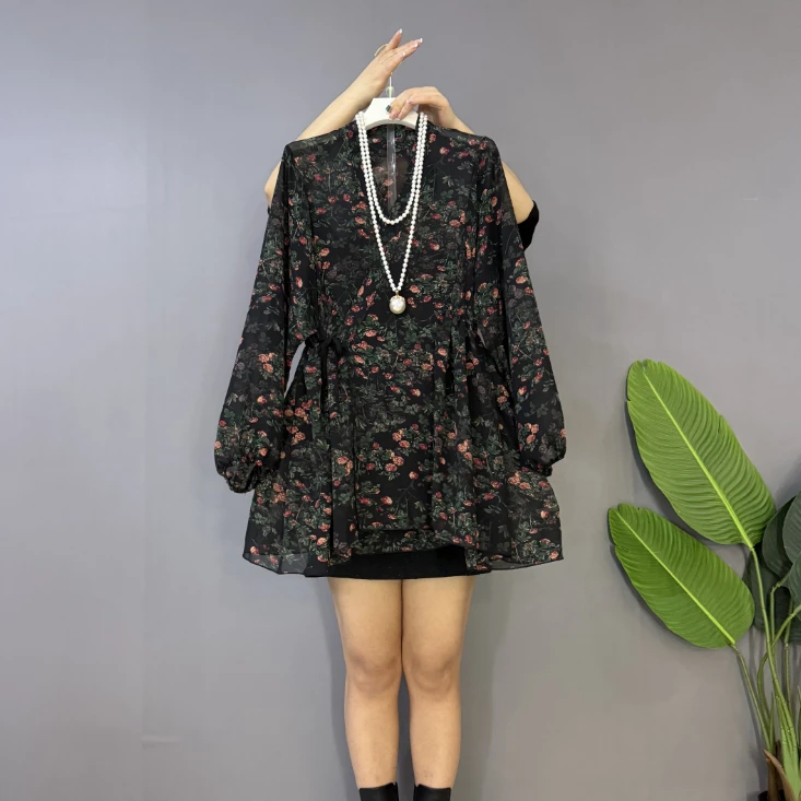 新款夏季女装时尚微胖显瘦高级感气质V领碎花遮肉大衫