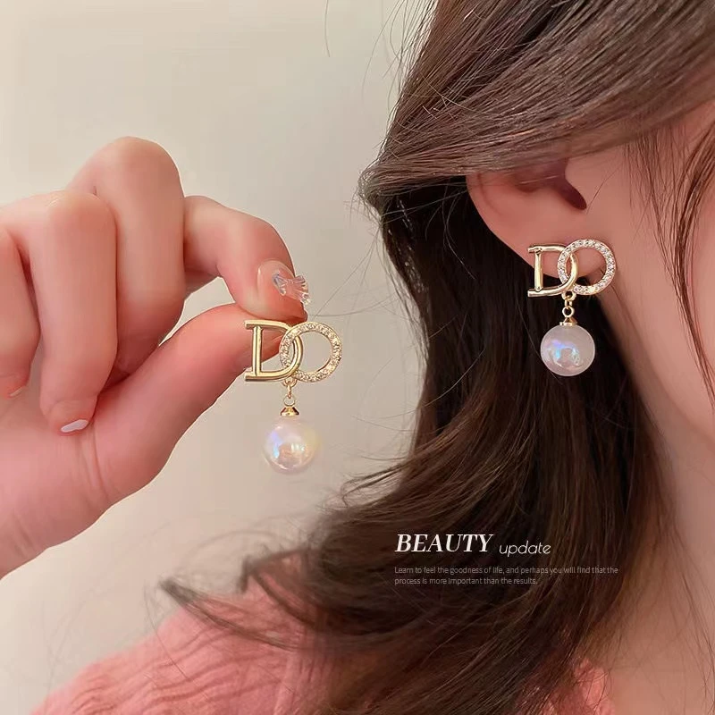 铜合金耳饰 气质ins百搭D字母轻奢简约个性镶钻精致设计感耳钉