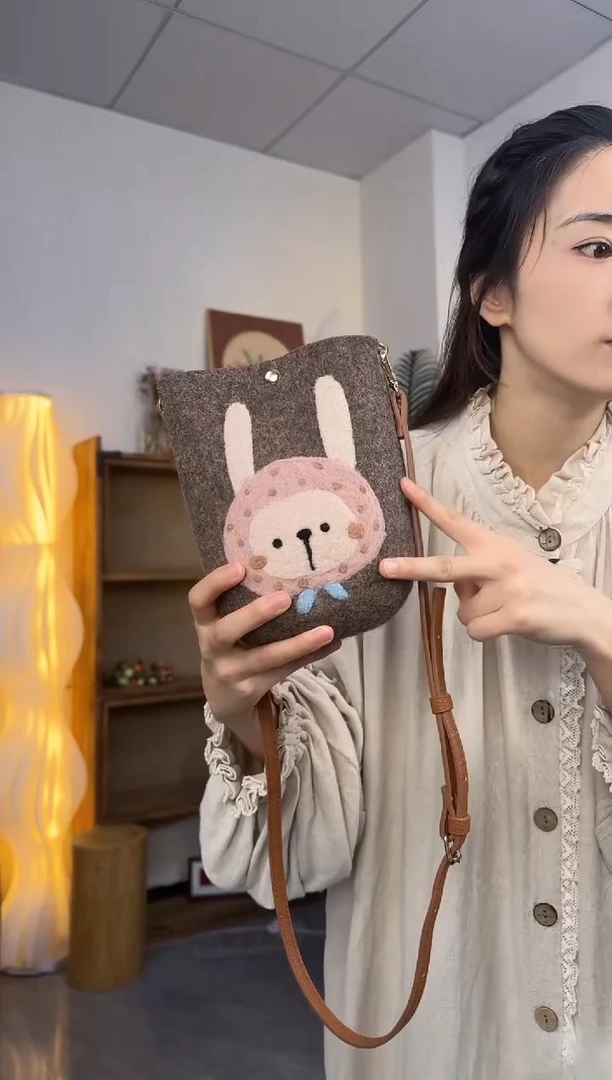 羊毛非遗纯手工包  手机包兔子