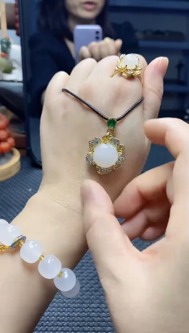 颈饰银S925镶嵌石英质玉（金丝玉）时来运转吊坠