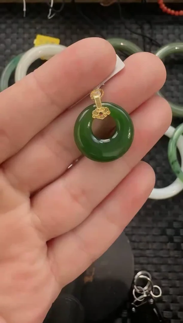 颈饰18K金镶嵌和田玉公主扣