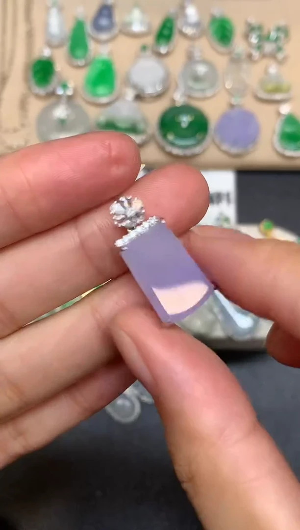 颈饰18K金镶嵌翡翠无事牌【无服务费