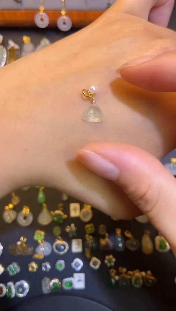 翡翠18K金镶嵌吊坠(不含链)1