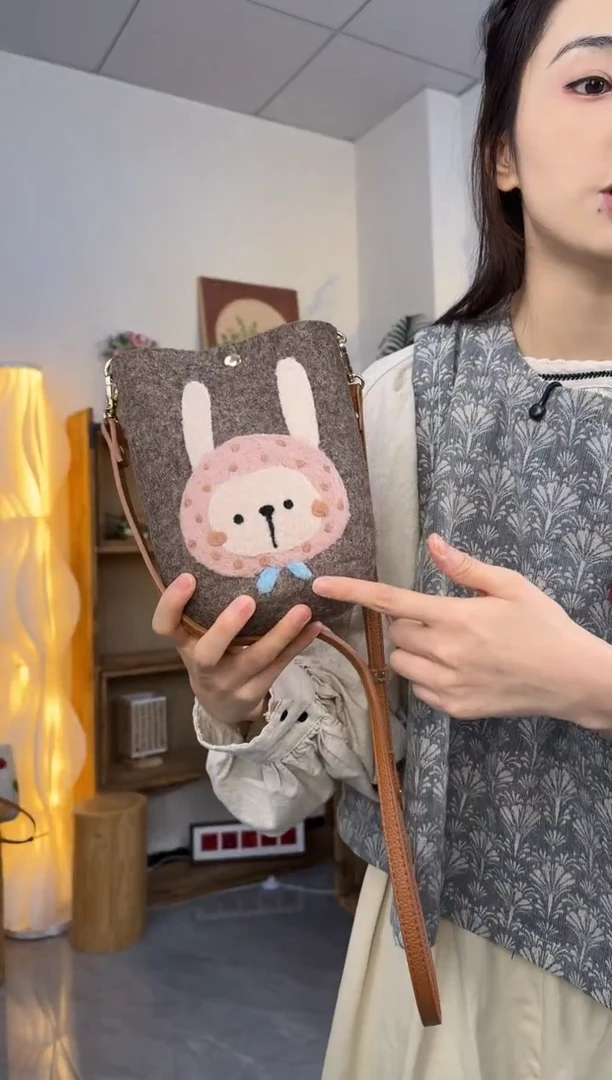 羊毛非遗纯手工包  手机包兔子
