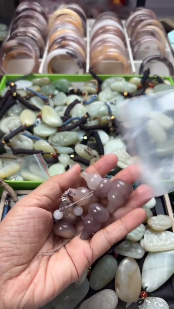 颈饰未镶嵌石英质玉（多样性发一件）没有证书有瑕