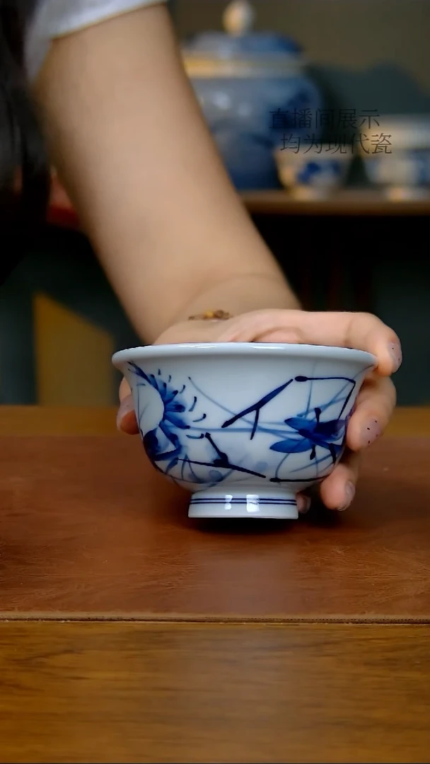 陶瓷写意虾趣压手杯